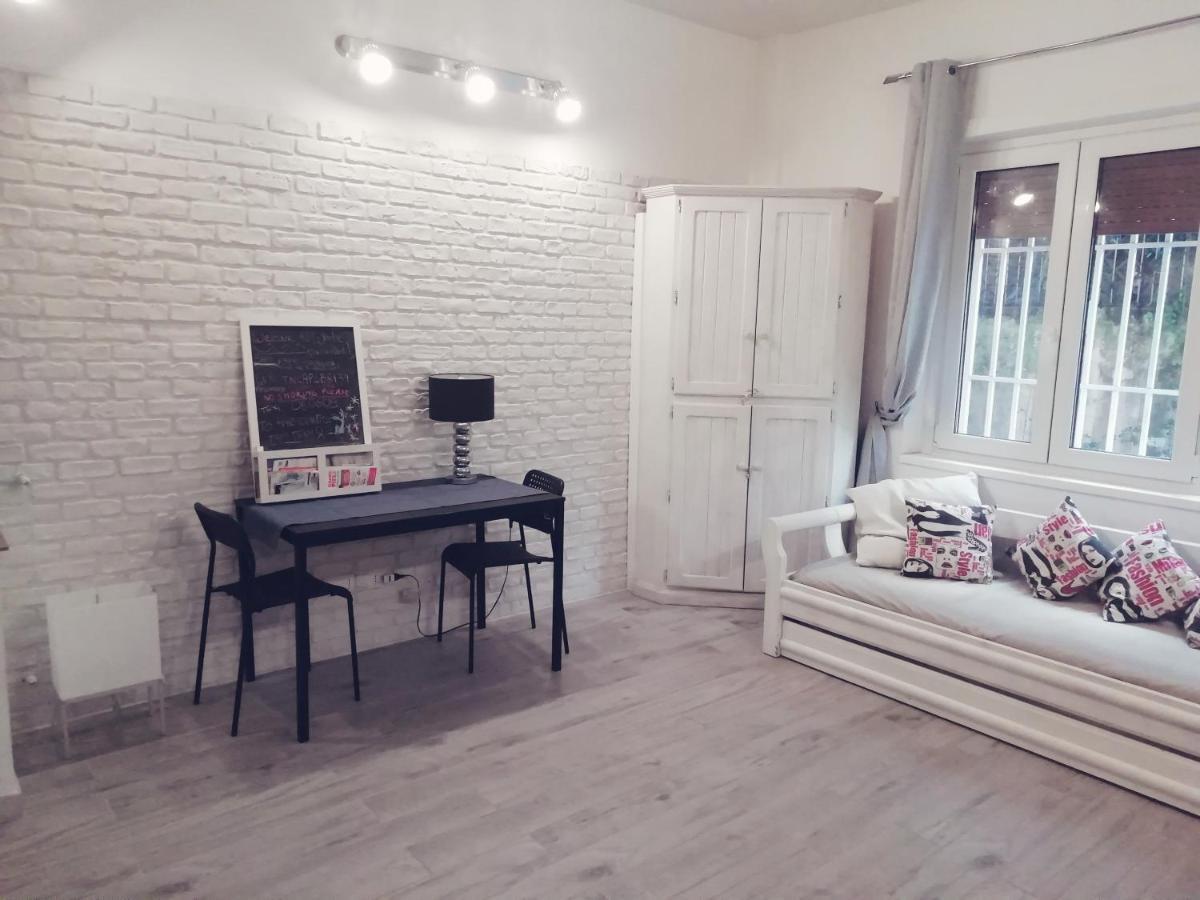 White Apartment Rom Exterior foto