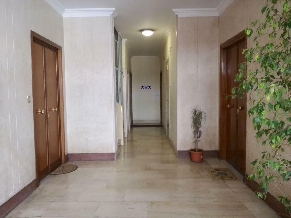 White Apartment Rom Exterior foto